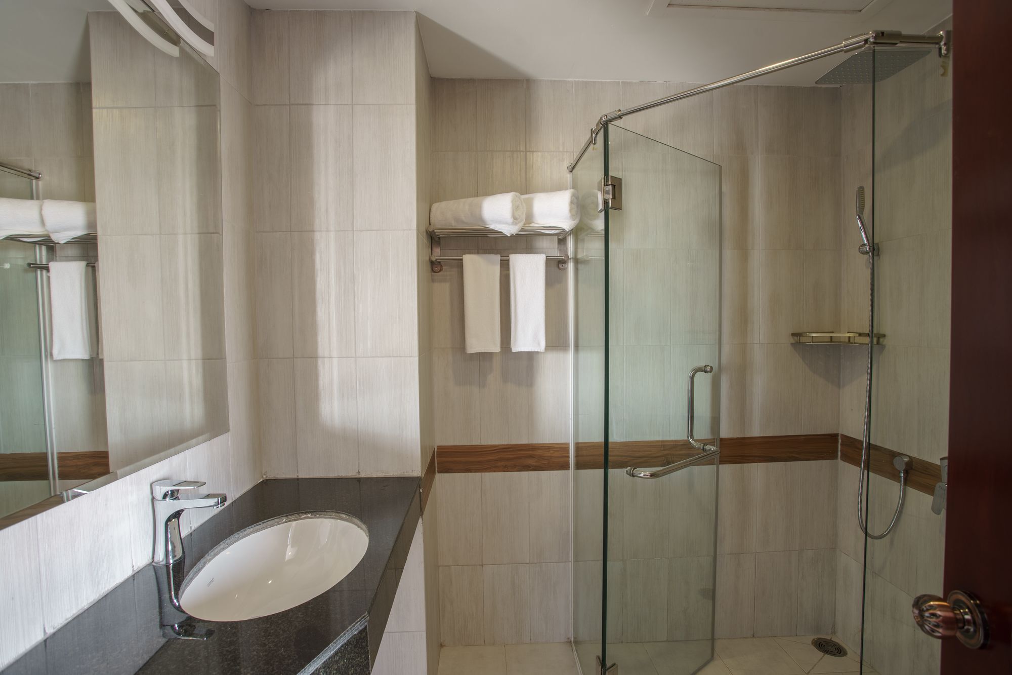 Kuch Oudom Hotel Phnom-Penh Buitenkant foto